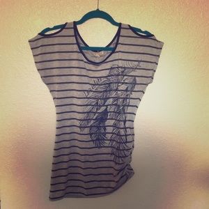 ❤️LOVE IS LIKE...  ❤️ shoulder cut out top☺️